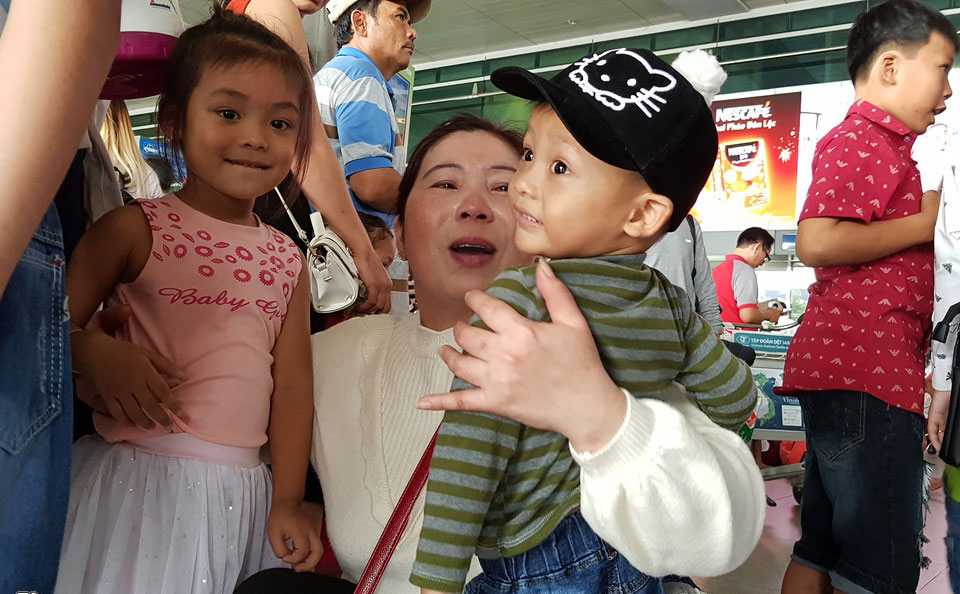 Sân bay Tân Sơn Nhất đông nghịt người đón Việt kiều về quê ăn Tết