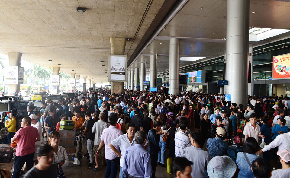 Sân bay Tân Sơn Nhất đông nghịt người đón Việt kiều về quê ăn Tết