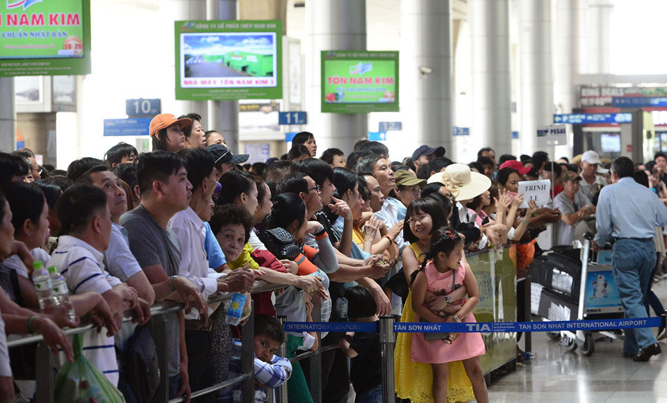 Sân bay Tân Sơn Nhất đông nghịt người đón Việt kiều về quê ăn Tết