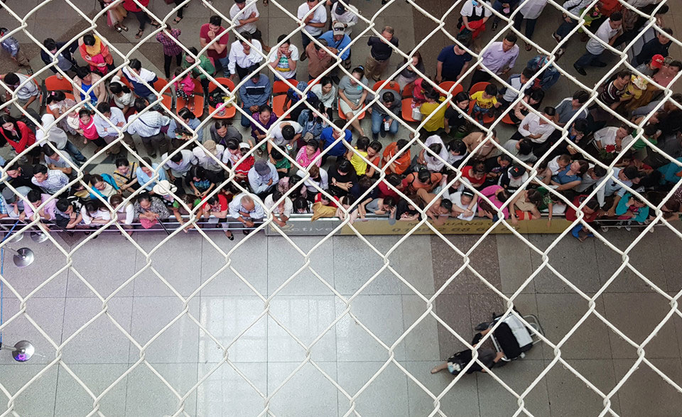 Sân bay Tân Sơn Nhất đông nghịt người đón Việt kiều về quê ăn Tết