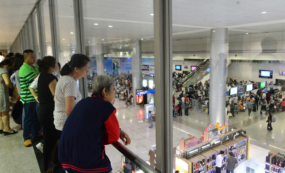 Sân bay Tân Sơn Nhất đông nghịt người đón Việt kiều về quê ăn Tết