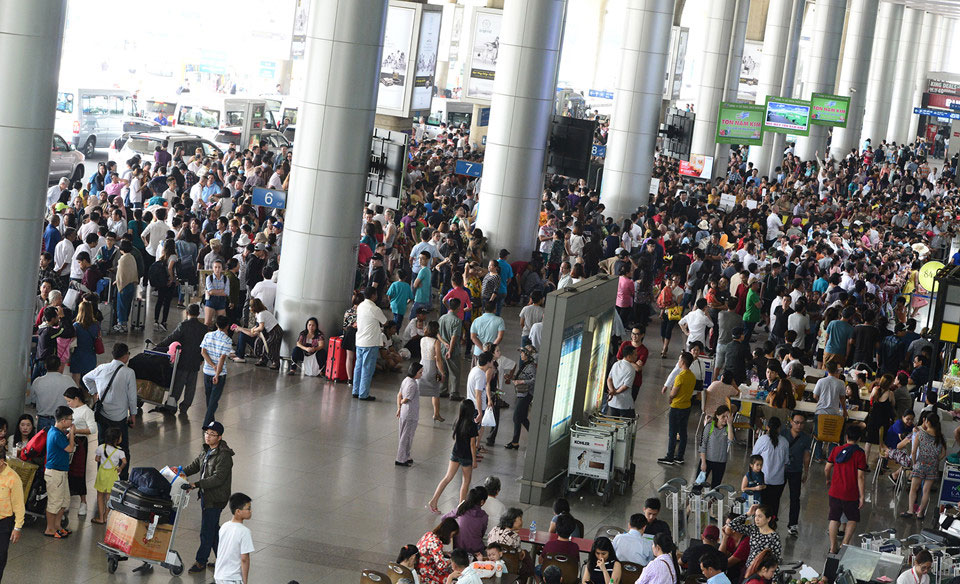 Sân bay Tân Sơn Nhất đông nghịt người đón Việt kiều về quê ăn Tết