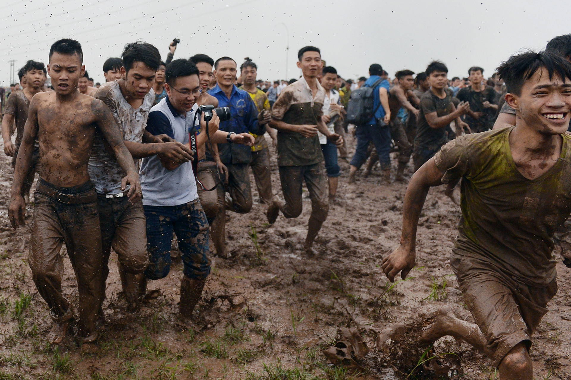 Phía sau các bức ảnh cuộc hỗn chiến cướp phết trên bùn lầy