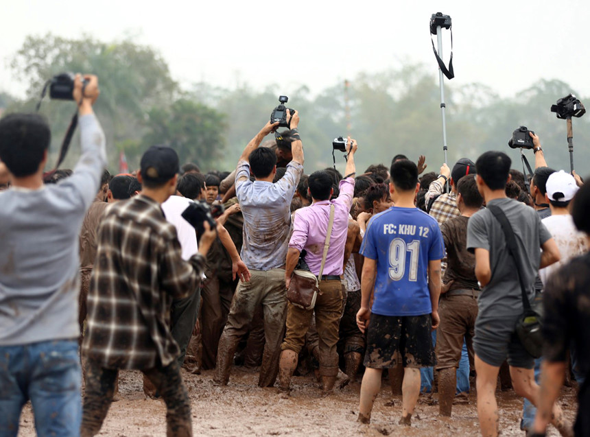 Phía sau các bức ảnh cuộc hỗn chiến cướp phết trên bùn lầy