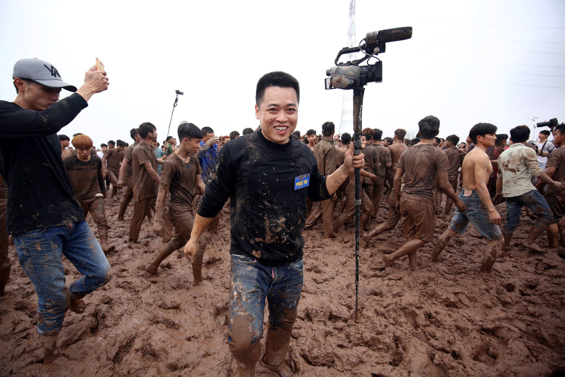 Phía sau các bức ảnh cuộc hỗn chiến cướp phết trên bùn lầy