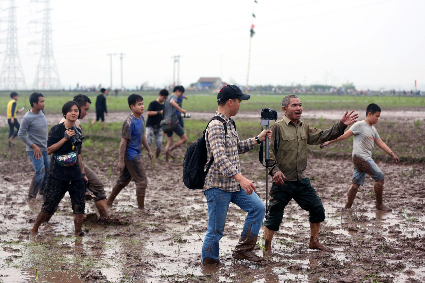 Phía sau các bức ảnh cuộc hỗn chiến cướp phết trên bùn lầy