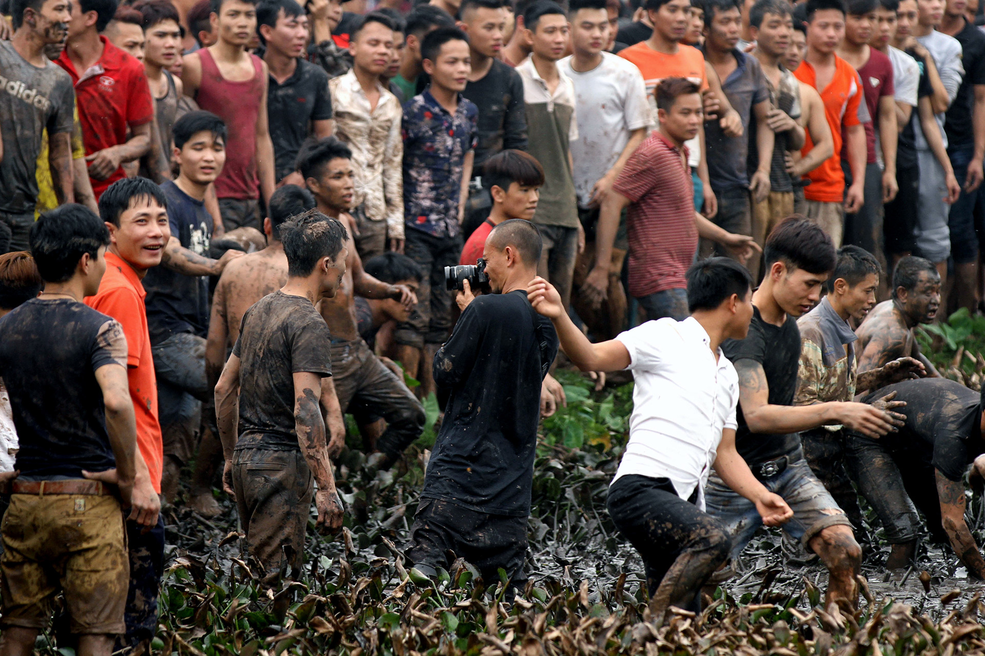 Phía sau các bức ảnh cuộc hỗn chiến cướp phết trên bùn lầy