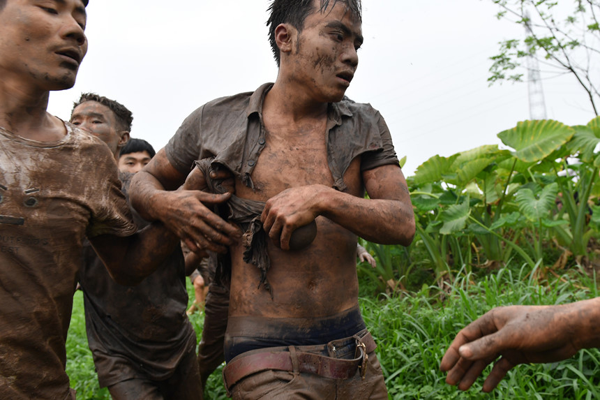 Phía sau các bức ảnh cuộc hỗn chiến cướp phết trên bùn lầy