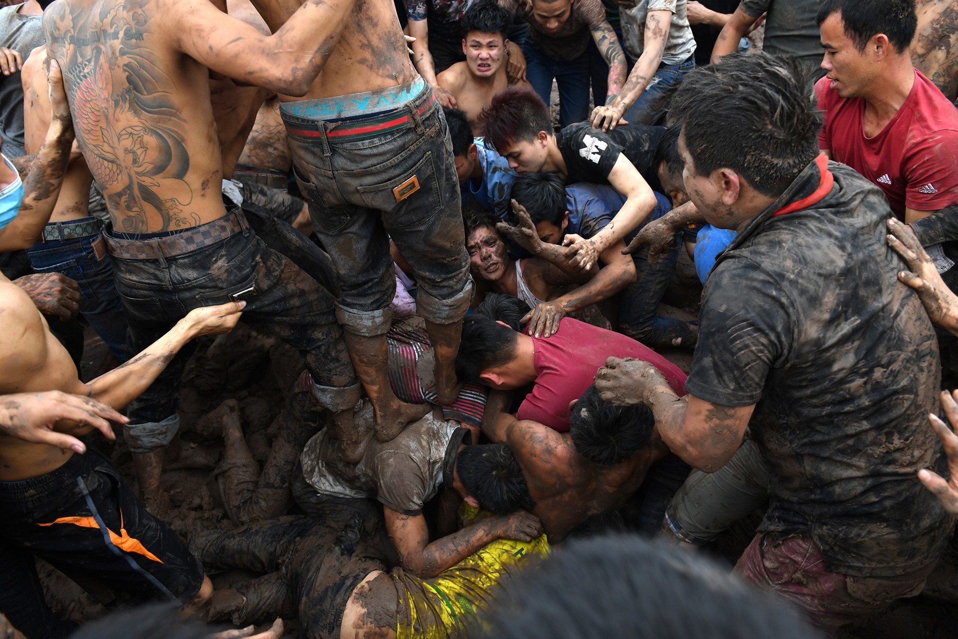 Phía sau các bức ảnh cuộc hỗn chiến cướp phết trên bùn lầy