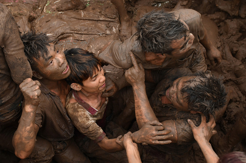 Phía sau các bức ảnh cuộc hỗn chiến cướp phết trên bùn lầy