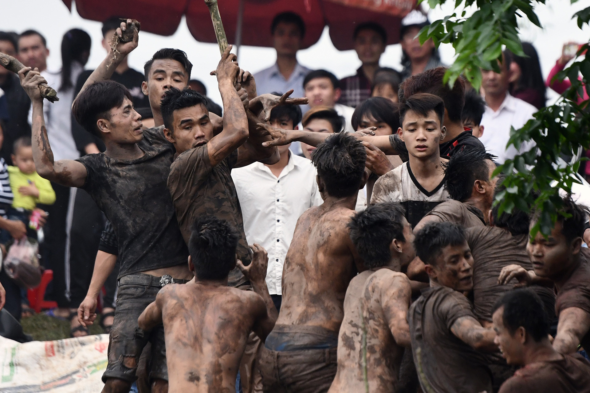 Phía sau các bức ảnh cuộc hỗn chiến cướp phết trên bùn lầy