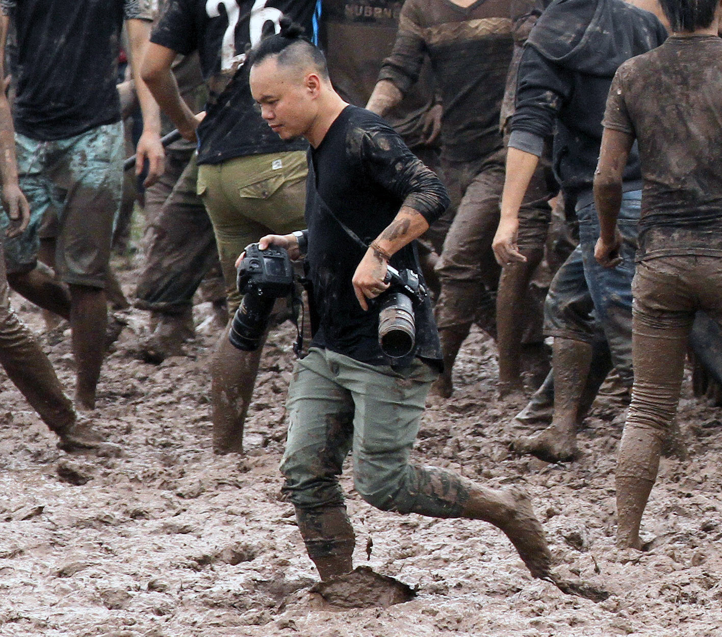 Phía sau các bức ảnh cuộc hỗn chiến cướp phết trên bùn lầy