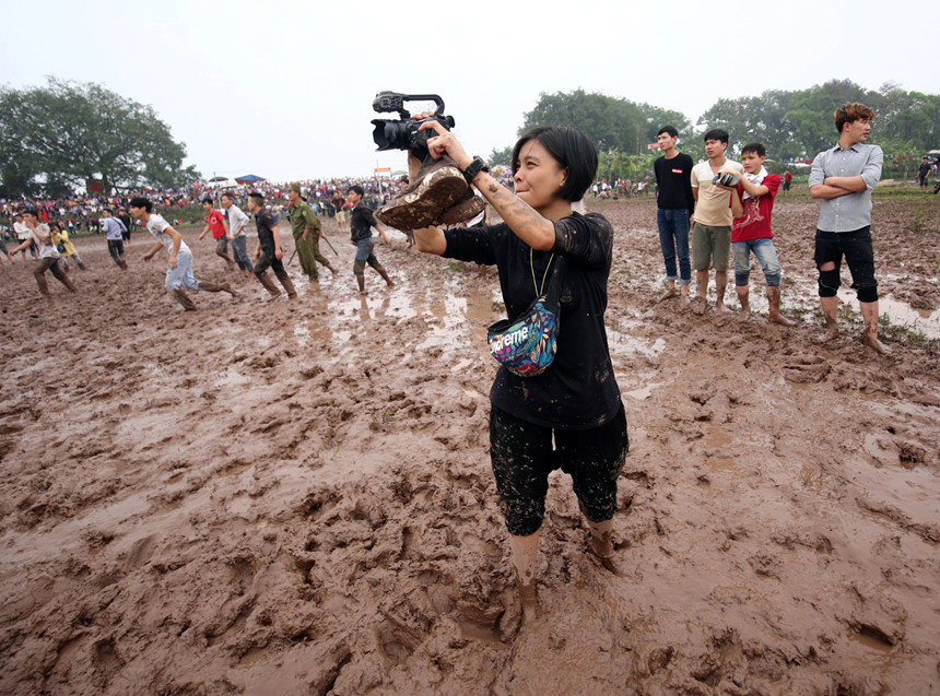 Phía sau các bức ảnh cuộc hỗn chiến cướp phết trên bùn lầy