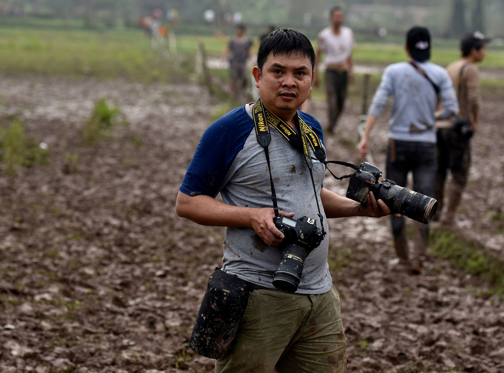 Phía sau các bức ảnh cuộc hỗn chiến cướp phết trên bùn lầy