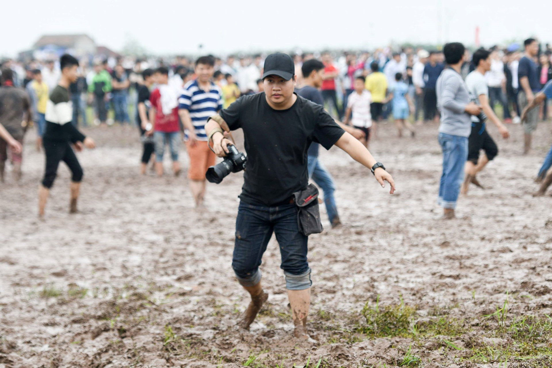 Phía sau các bức ảnh cuộc hỗn chiến cướp phết trên bùn lầy