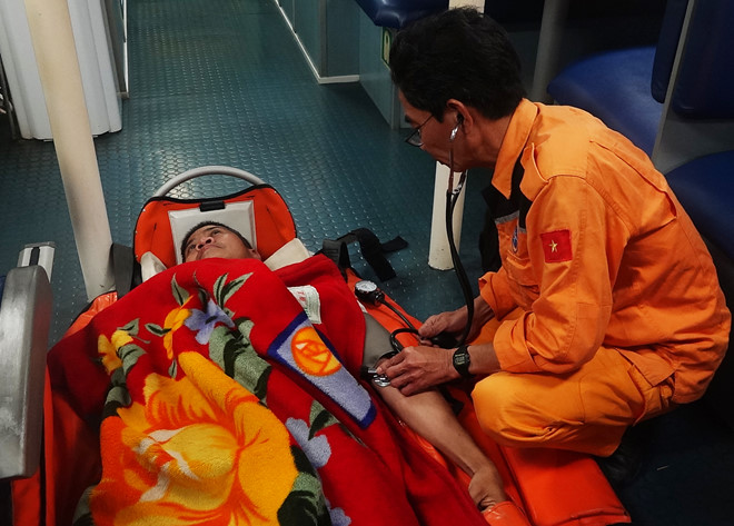 Vượt biển trong đêm cứu thuyền viên người nước ngoài gặp nạn