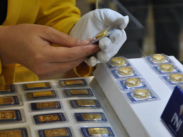 Giá vàng SJC giảm, đôla Mỹ tăng