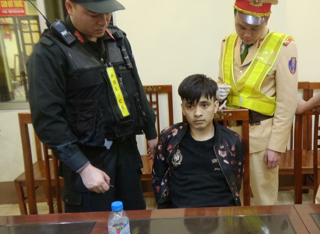 Bí mật bất ngờ bên trong 3 chiếc túi của hot boy