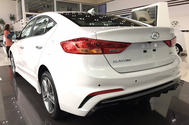 Hyundai Elantra 2018 thêm trang bị, bản Sport giảm giá mạnh sau cơn sốt trước Tết