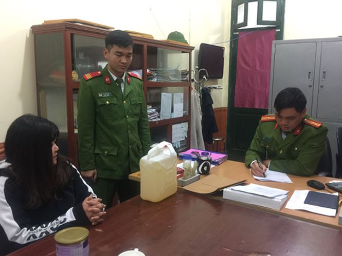 Dùng xăng, dao khống chế con, cháu vì... vợ không gửi tiền về nhà