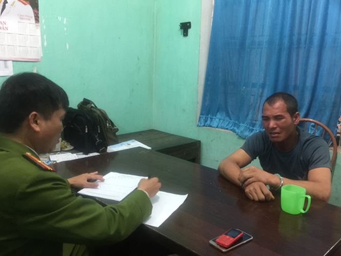 Dùng xăng, dao khống chế con, cháu vì... vợ không gửi tiền về nhà