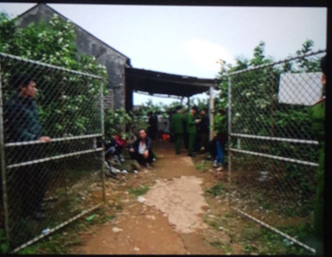 Dùng xăng, dao khống chế con, cháu vì... vợ không gửi tiền về nhà