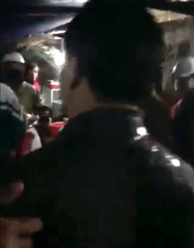 Nữ tiểu thương hắt tiết lợn vào người Chủ tịch huyện vì nghe hô có cán bộ đánh dân