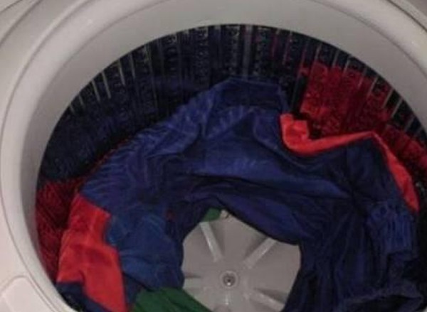 Cho 2 chai nước khoáng vào trong máy giặt để giặt quần áo, điều kỳ diệu sẽ xảy ra