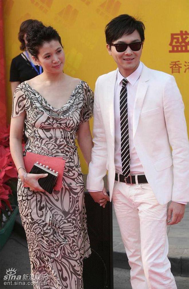 Từ bỏ showbiz, tình địch của Hoa hậu tài giỏi nhất Hong Kong mãn nguyện với cuộc sống bình yên