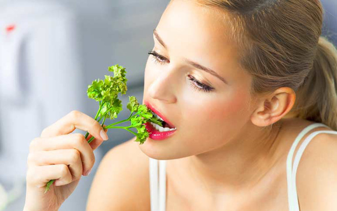 Vị cứu tinh cho làn môi khô và xỉn màu không ngờ lại chính là món rau gia vị rẻ bèo này Vị cứu tinh cho làn môi khô và xỉn màu không ngờ lại chính là món rau gia vị rẻ bèo này