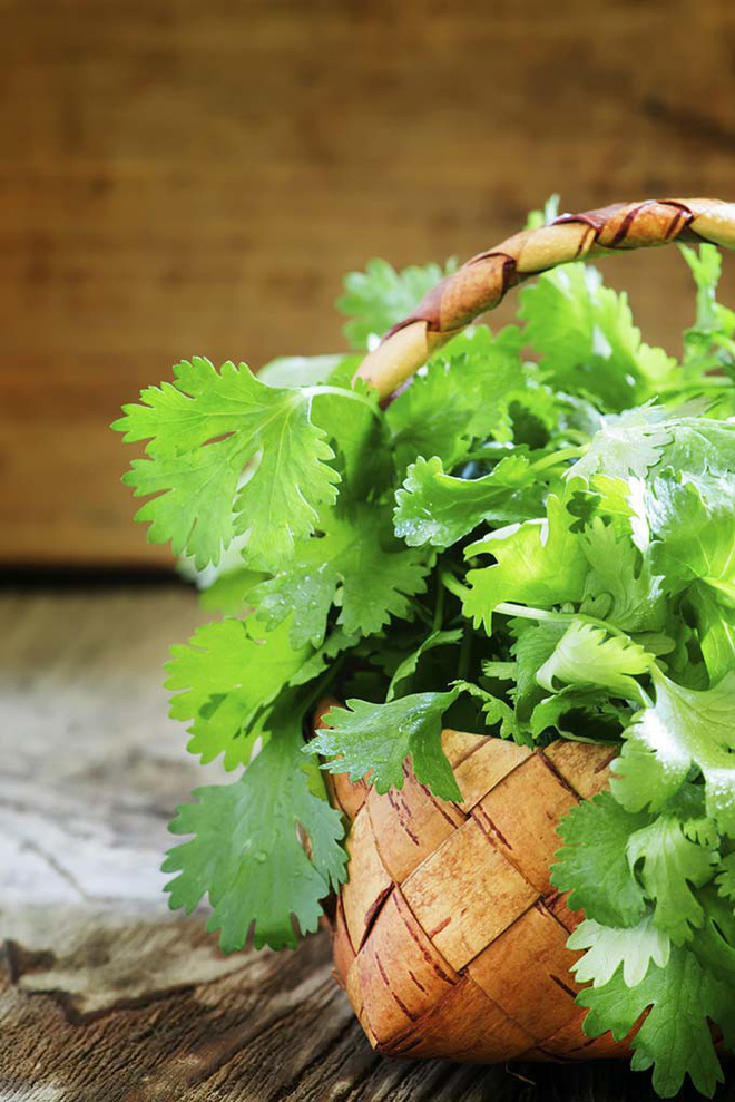 Vị cứu tinh cho làn môi khô và xỉn màu không ngờ lại chính là món rau gia vị rẻ bèo này Vị cứu tinh cho làn môi khô và xỉn màu không ngờ lại chính là món rau gia vị rẻ bèo này