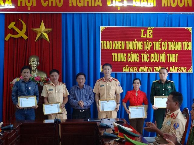 Thưởng nóng các đơn vị cứu hộ xe khách bị lao xuống vực