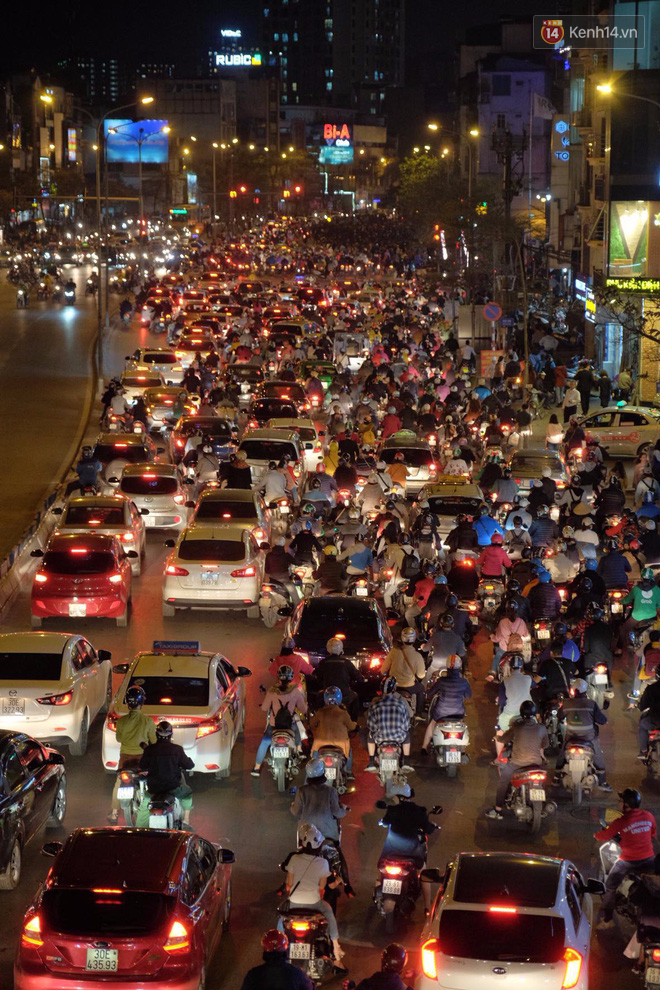 Ùn tắc nghiêm trọng khu vực đường Tây Sơn do hàng nghìn người tràn ra đường dự lễ cầu an ở chùa Phúc Khánh