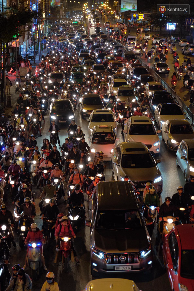 Ùn tắc nghiêm trọng khu vực đường Tây Sơn do hàng nghìn người tràn ra đường dự lễ cầu an ở chùa Phúc Khánh