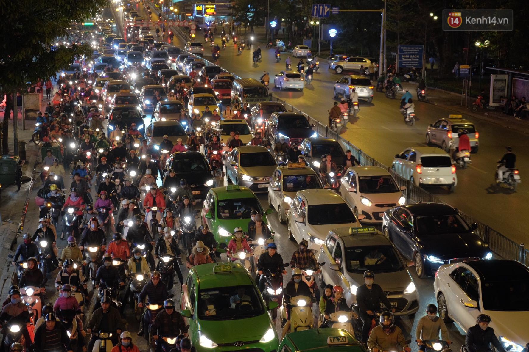 Ùn tắc nghiêm trọng khu vực đường Tây Sơn do hàng nghìn người tràn ra đường dự lễ cầu an ở chùa Phúc Khánh
