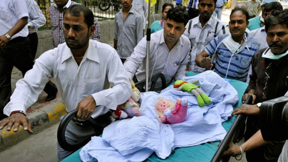 Vụ án khủng khiếp: Bé gái 5 tuổi bị nhét chai lọ và nến vào vùng kín