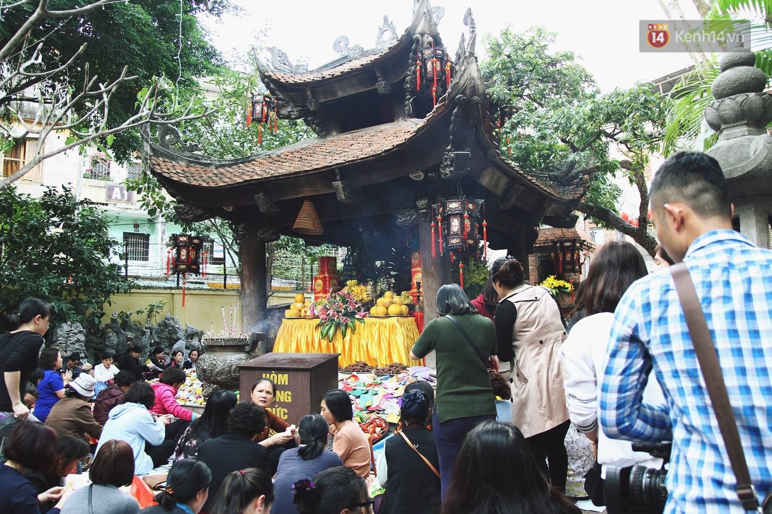 Chùa Phúc Khánh tổ chức lễ cầu an lớn nhất năm, hàng ngàn người dân Hà Nội mang cả đồ ăn đến nhận chỗ từ 11h trưa Chùa Phúc Khánh tổ chức lễ cầu an lớn nhất năm, hàng ngàn người dân Hà Nội mang cả đồ ăn đến nhận chỗ từ 11h trưa