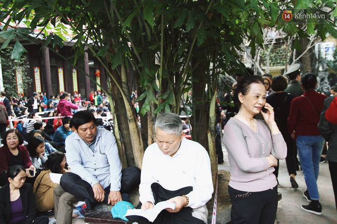 Chùa Phúc Khánh tổ chức lễ cầu an lớn nhất năm, hàng ngàn người dân Hà Nội mang cả đồ ăn đến nhận chỗ từ 11h trưa Chùa Phúc Khánh tổ chức lễ cầu an lớn nhất năm, hàng ngàn người dân Hà Nội mang cả đồ ăn đến nhận chỗ từ 11h trưa