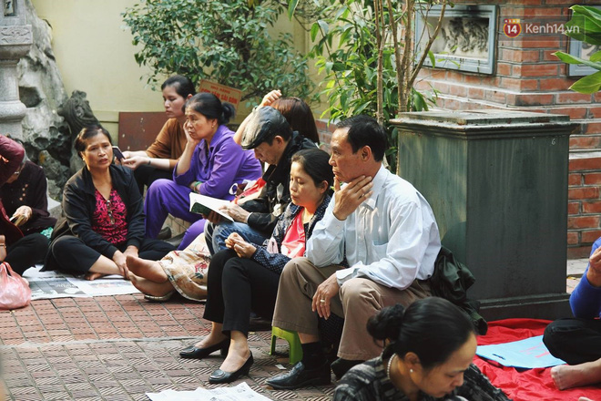 Chùa Phúc Khánh tổ chức lễ cầu an lớn nhất năm, hàng ngàn người dân Hà Nội mang cả đồ ăn đến nhận chỗ từ 11h trưa