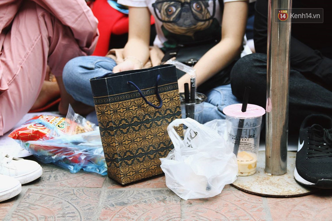 Chùa Phúc Khánh tổ chức lễ cầu an lớn nhất năm, hàng ngàn người dân Hà Nội mang cả đồ ăn đến nhận chỗ từ 11h trưa Chùa Phúc Khánh tổ chức lễ cầu an lớn nhất năm, hàng ngàn người dân Hà Nội mang cả đồ ăn đến nhận chỗ từ 11h trưa