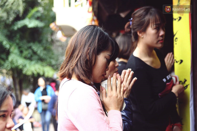 Chùa Phúc Khánh tổ chức lễ cầu an lớn nhất năm, hàng ngàn người dân Hà Nội mang cả đồ ăn đến nhận chỗ từ 11h trưa