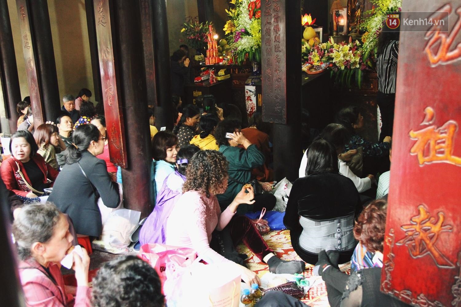 Chùa Phúc Khánh tổ chức lễ cầu an lớn nhất năm, hàng ngàn người dân Hà Nội mang cả đồ ăn đến nhận chỗ từ 11h trưa