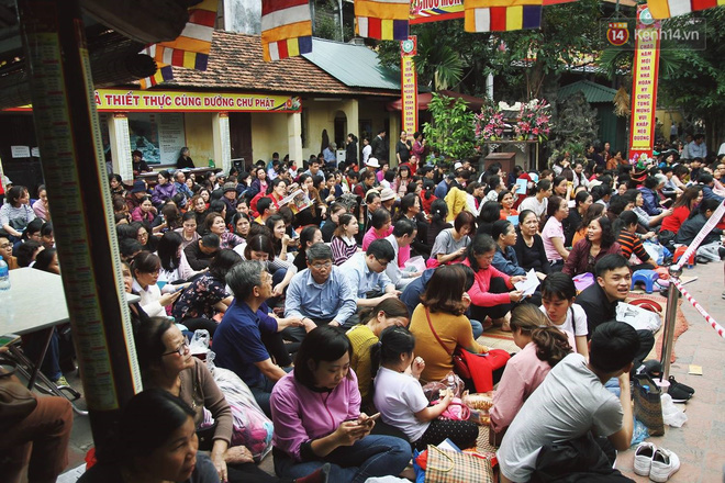 Chùa Phúc Khánh tổ chức lễ cầu an lớn nhất năm, hàng ngàn người dân Hà Nội mang cả đồ ăn đến nhận chỗ từ 11h trưa Chùa Phúc Khánh tổ chức lễ cầu an lớn nhất năm, hàng ngàn người dân Hà Nội mang cả đồ ăn đến nhận chỗ từ 11h trưa