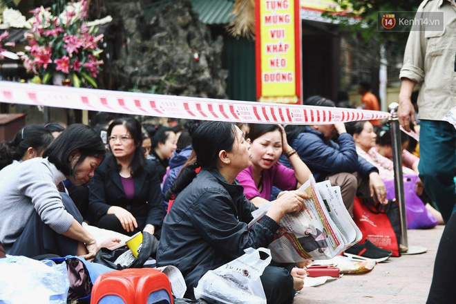 Chùa Phúc Khánh tổ chức lễ cầu an lớn nhất năm, hàng ngàn người dân Hà Nội mang cả đồ ăn đến nhận chỗ từ 11h trưa Chùa Phúc Khánh tổ chức lễ cầu an lớn nhất năm, hàng ngàn người dân Hà Nội mang cả đồ ăn đến nhận chỗ từ 11h trưa