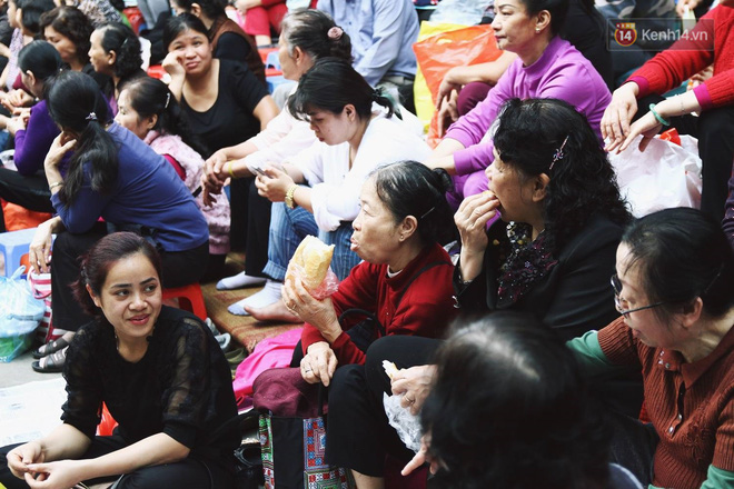Chùa Phúc Khánh tổ chức lễ cầu an lớn nhất năm, hàng ngàn người dân Hà Nội mang cả đồ ăn đến nhận chỗ từ 11h trưa Chùa Phúc Khánh tổ chức lễ cầu an lớn nhất năm, hàng ngàn người dân Hà Nội mang cả đồ ăn đến nhận chỗ từ 11h trưa
