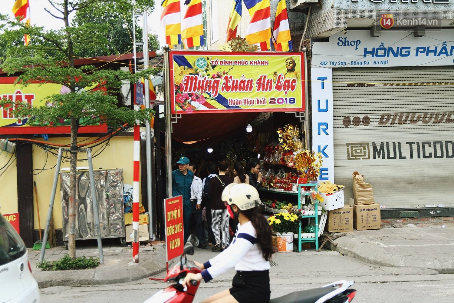 Chùa Phúc Khánh tổ chức lễ cầu an lớn nhất năm, hàng ngàn người dân Hà Nội mang cả đồ ăn đến nhận chỗ từ 11h trưa