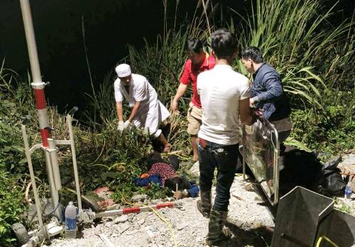 Hai giờ phát cây rừng cứu nạn nhân xe khách dưới vực đèo Lò Xo