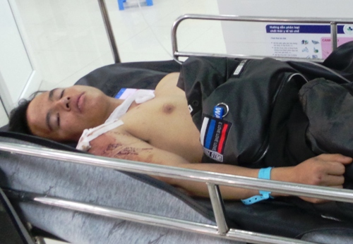 Hai giờ phát cây rừng cứu nạn nhân xe khách dưới vực đèo Lò Xo