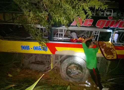 Hai giờ phát cây rừng cứu nạn nhân xe khách dưới vực đèo Lò Xo