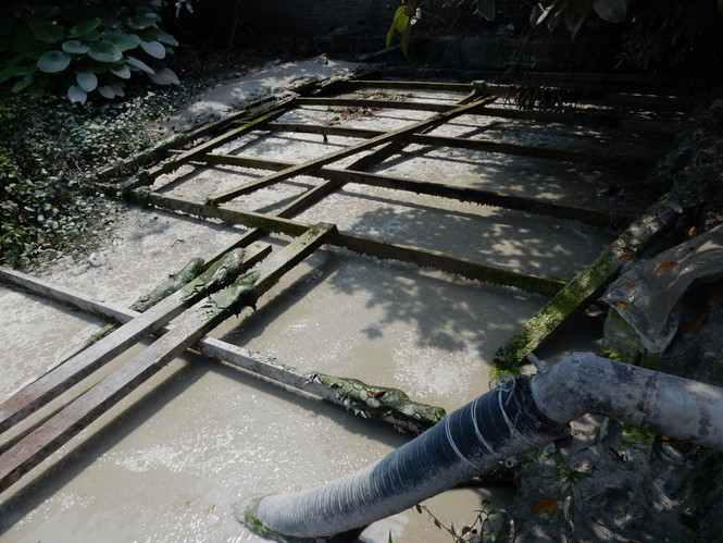 Chưa bao giờ, đoạn đường từ nhà ăn đến nghĩa địa ngắn như lúc này